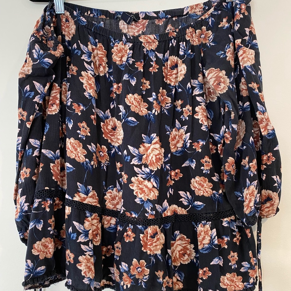 AE Off the Shoulder Floral Blouse (XL)